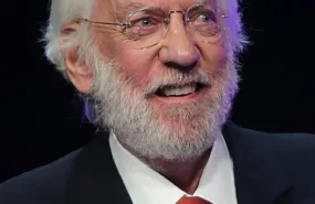 donald sazerlend Сын звезды Голливуда сообщил о смерти отца-обладателя «Оскара» из «Голодных игр»