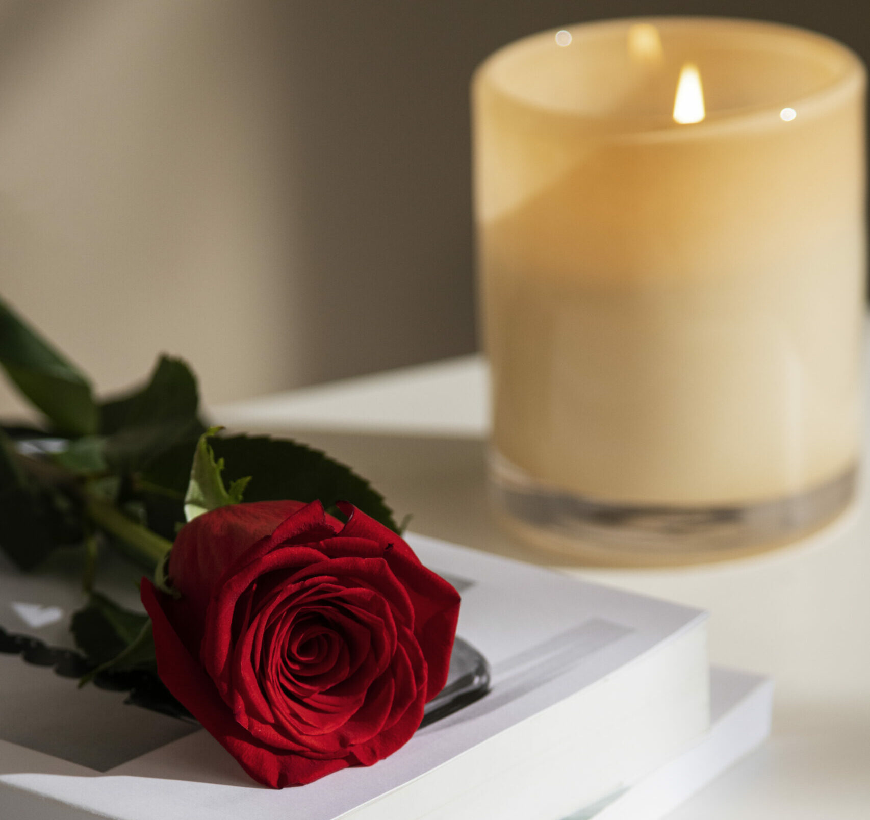high angle red rose book arrangement scaled e1718901151585 Союз кинематографистов России сообщил скорбную новость о соавторе Эльдара Рязанова