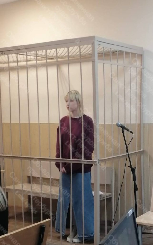 В суде рассказали, как наказали изнасилованную художницу из Петербурга за фотосессию с голой грудью на кладбище