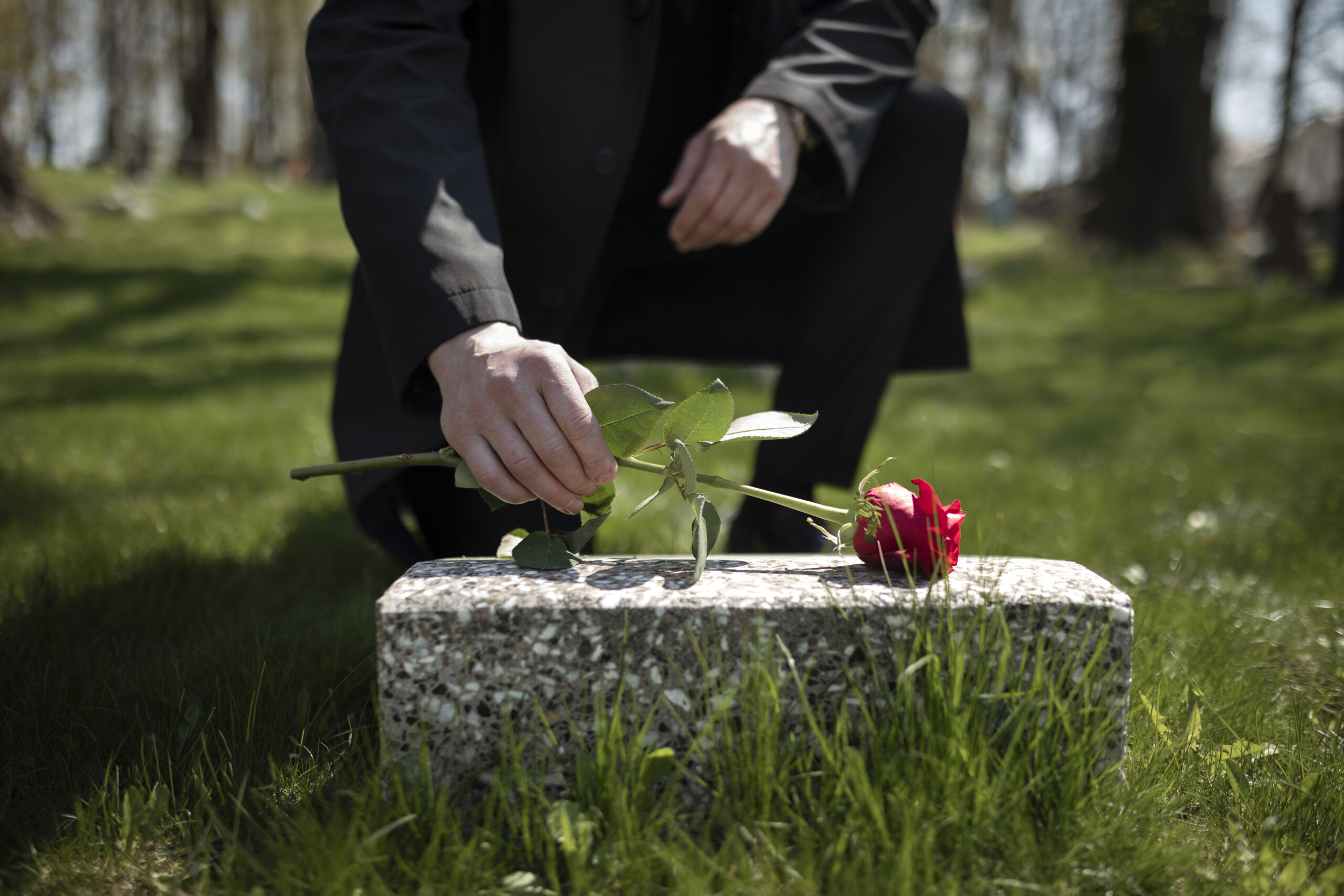 man bringing rose tombstone cemetery scaled Умер заслуженный артист России Владимир Латыпов-Догадов, сыгравший в «Чайке»