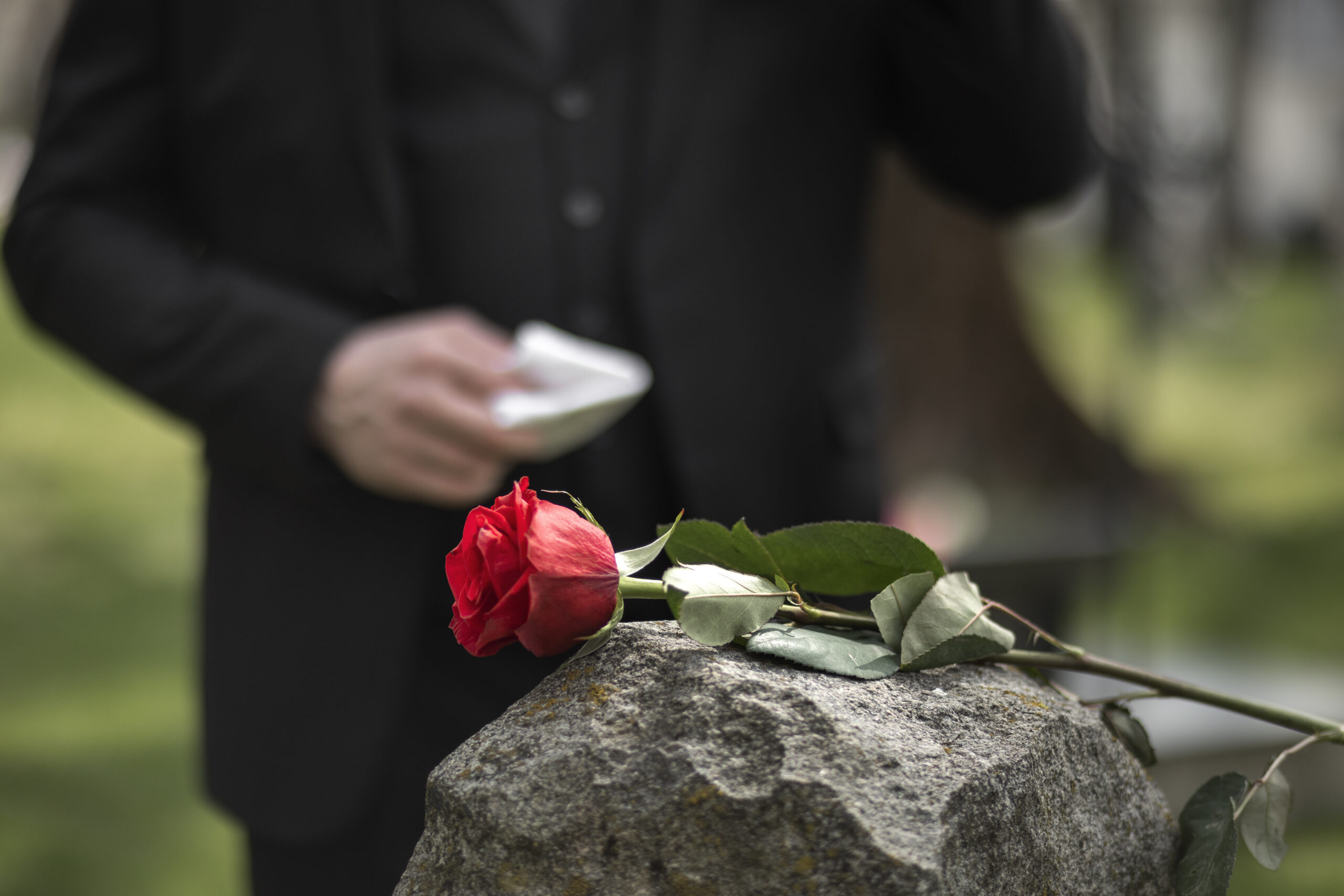 man paying respect tombstone cemetery scaled Скончался актер из «Мастера и Маргариты» и «Тихого Дона» Дмитрий Липницкий