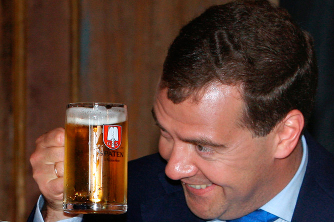 medvedev dmitriy pet pivo «Рамсы попутал»: Дмитрий Медведев сообщил, за что канцлер Олаф Шольц должен покаяться перед украинцами