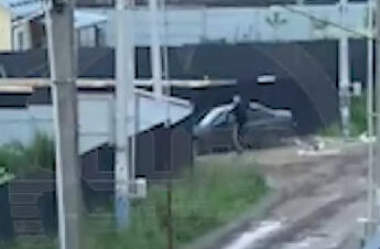 neadekvat v podmoskove e1718757819608 Житель Подмосковья поджег коттедж и не давал его тушить стрельбой из «травмата»