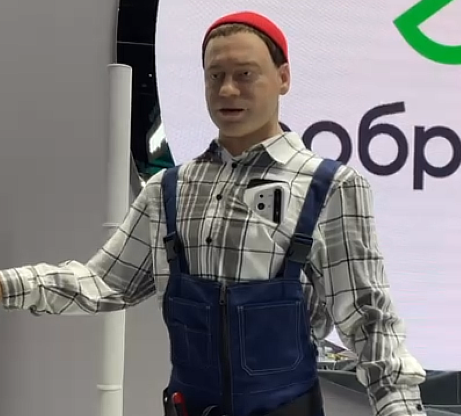 robot zhenya na pmef e1717587888381 Сенсация на ПМЭФ-2024: там показали робота Женю, который похож на человека и читает стихи