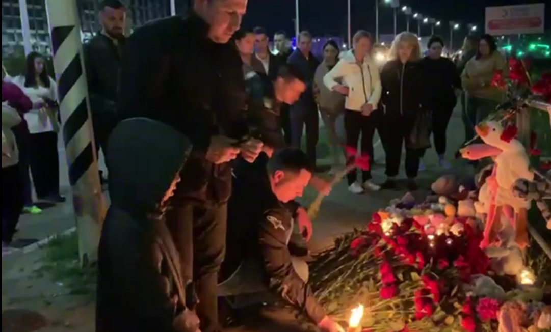 skorbim blagoveschensk memorial e1718423982274 «Благовещенск – в глубоком трауре»: люди несут цветы к месту аварии с 5 жертвами – появился стихийный мемориал