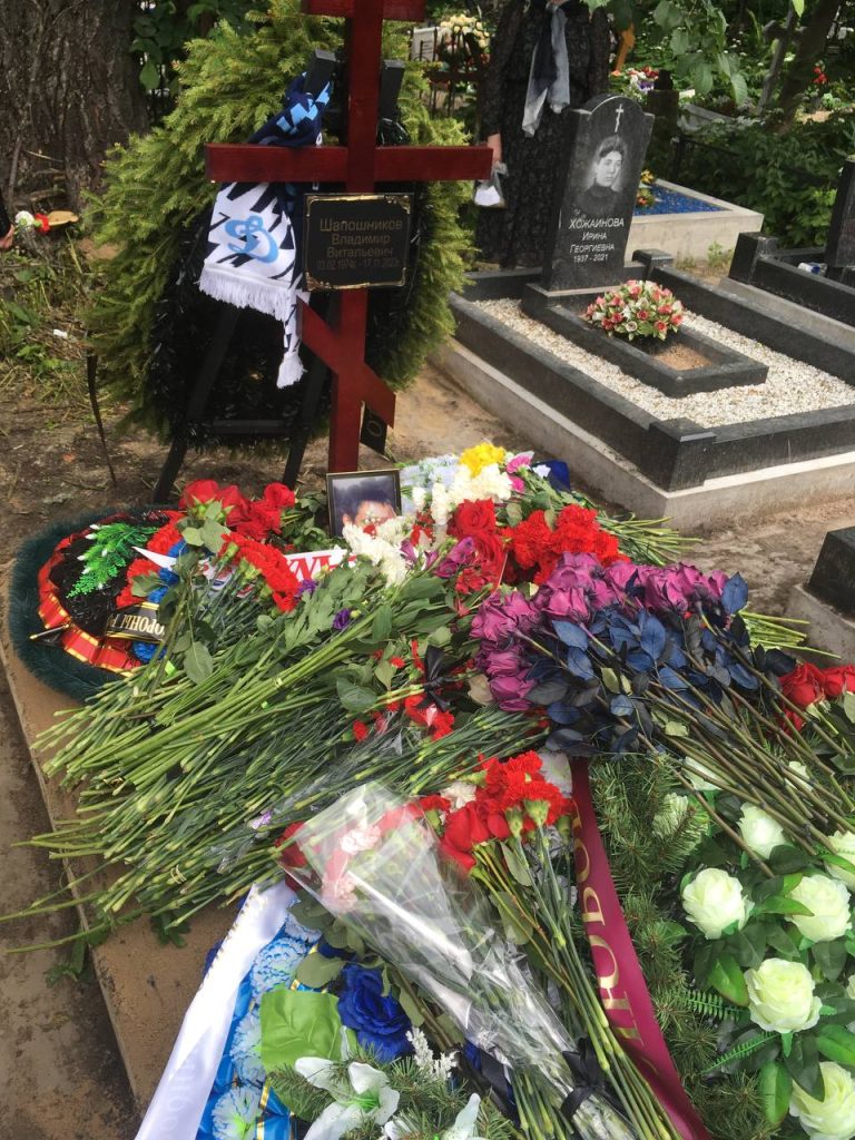 Петербургского журналиста Владимира Шапошникова, погибшего на СВО, похоронили с воинскими почестями