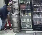 alkash izbil prodavschitsu foto2 e1722207718632 В сети появилось жесткое видео избиения в Перми пьяным очкариком продавщицы ночного магазина