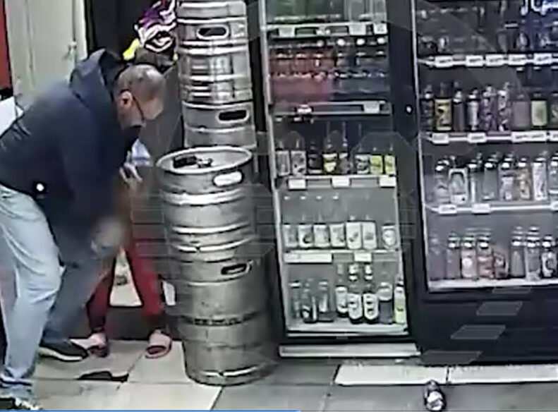 alkash izbil prodavschitsu foto2 e1722207718632 В сети появилось жесткое видео избиения в Перми пьяным очкариком продавщицы ночного магазина