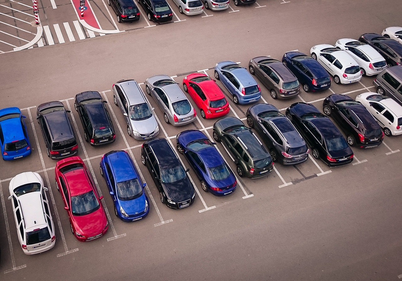 cars 6381364 1280 Российская пенсионерка набросилась на мать двоих детей из-за припаркованного авто