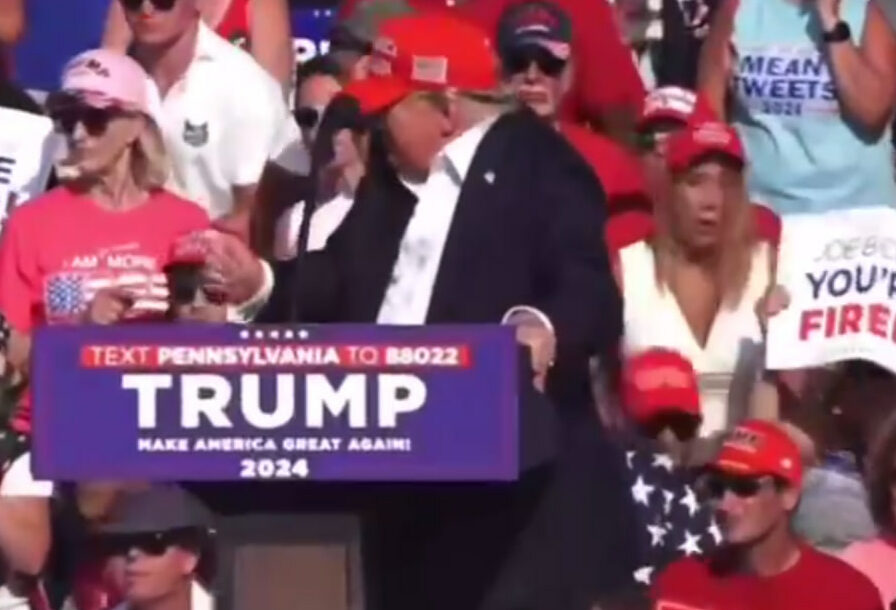 donald tramp e1720912079419 В сети появилось видео стрельбы в Дональда Трампа: он ранен, в сети пишут об инсценировке