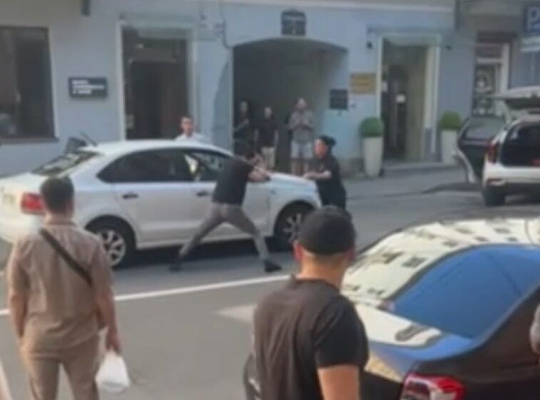 draka v pitere2 e1721155111428 В сети появилось видео боевика в Петербурге, где два водителя дрались битой и таранили своими авто машины друг друга