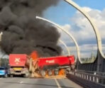 dva gruzovika bahnulis peterburg e1720318171666 В сети появилось видео жуткой аварии в Петербурге, где две фуры столкнулись, загорелись и взорвались на ЗСД: выяснилось, кто погиб
