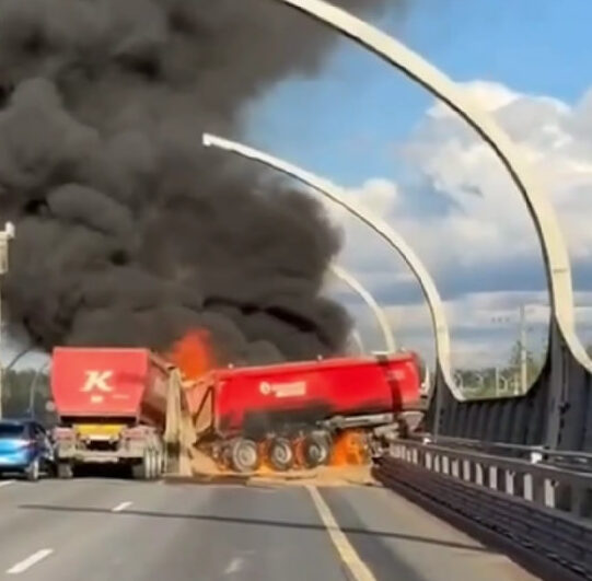 dva gruzovika bahnulis peterburg e1720318171666 В сети появилось видео жуткой аварии в Петербурге, где две фуры столкнулись, загорелись и взорвались на ЗСД: выяснилось, кто погиб