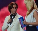 dvmz2f92nv4 e1722438714815 «Нелепый вид постаревшего хиппи»: Максим Галкина спел на мове в Латвии