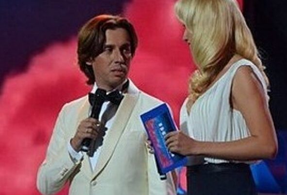 dvmz2f92nv4 e1722438714815 «Нелепый вид постаревшего хиппи»: Максим Галкина спел на мове в Латвии