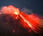 etna izvergaetsya3 e1721775556390 Стали известны жесткие последствия самого мощного в истории извержения вулкана Этна