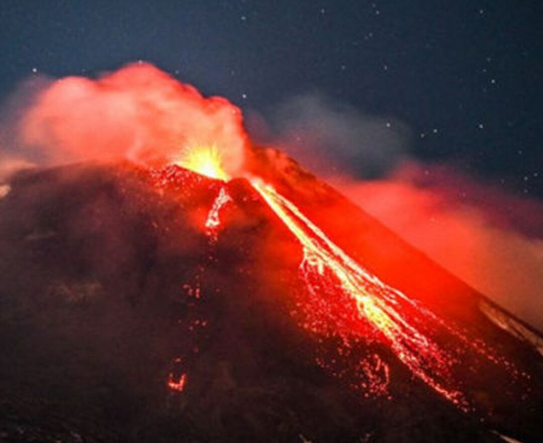 etna izvergaetsya3 e1721775556390 Стали известны жесткие последствия самого мощного в истории извержения вулкана Этна
