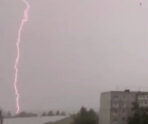 molniya e1720287588367 Сеть взорвали жесткие кадры буйства стихии в республике Коми