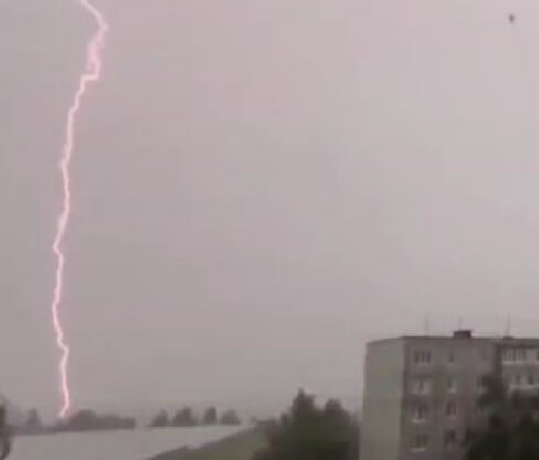 molniya e1720287588367 Сеть взорвали жесткие кадры буйства стихии в республике Коми