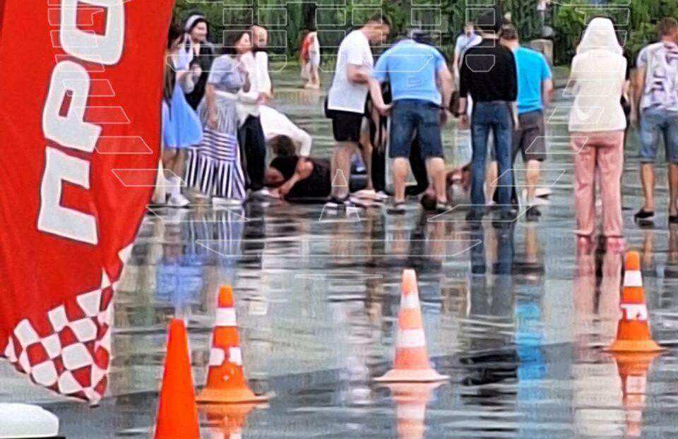 molniya ubila muzhika e1722209107228 Небесная кара: в Москве молния ударила в зонт, убив мужчину и покалечив еще 4 человек