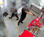 muzhik s pistoletom e1722449437774 В аптеке Благовещенска провизор обезоружила пьянчугу с пистолетом убойной фразой: смотрите видео