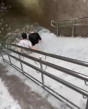 navodnenie v omske foto e1721259183973 Опубликовано видео вселенского потопа в Омске: дождь заливал магазины и топил машины