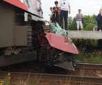 poezd zadavil2 Жуткая авария рядом с Петербургом: электричка протаранила иномарку – множество погибших