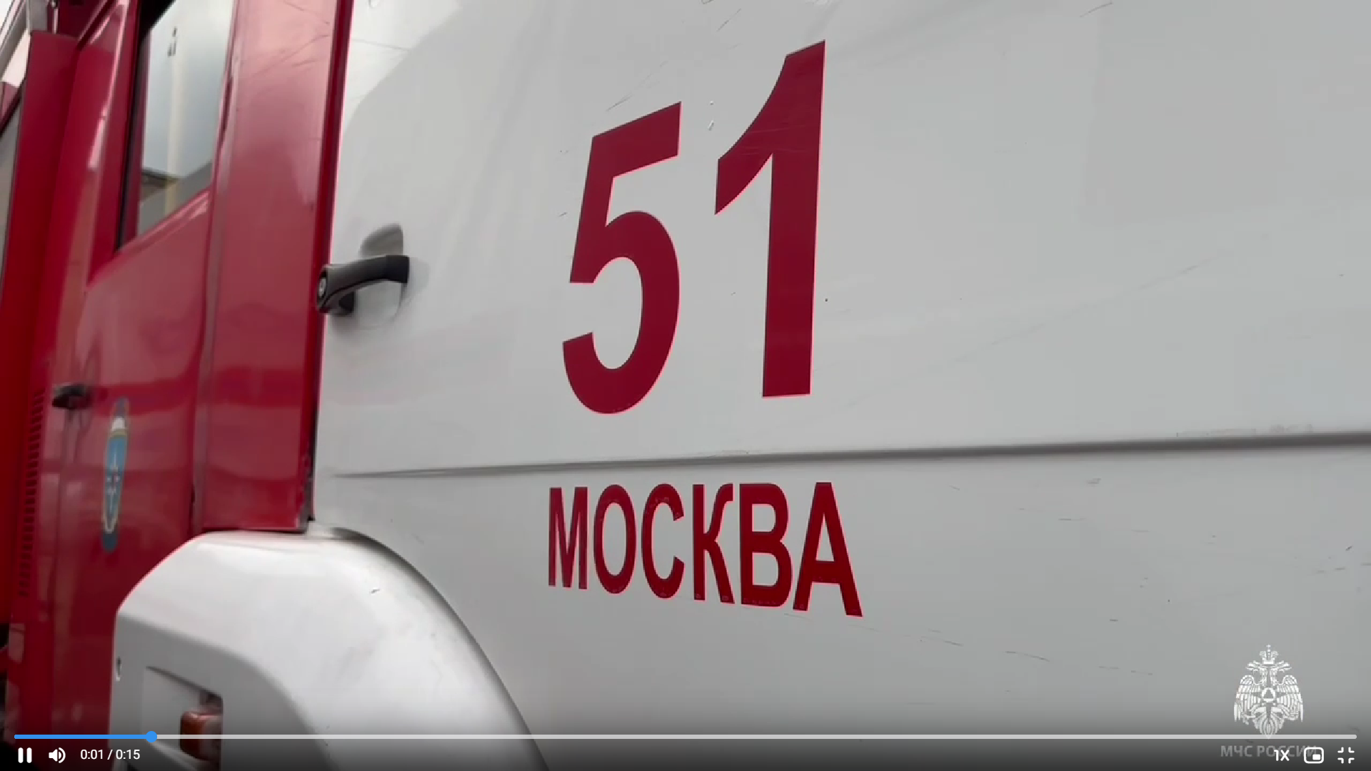 pozharnaya mashina moskva Кошмарный пожар вспыхнул ночью в Подмосковье на складах известной фабрики: горит более 5 тысяч квадратных метров, рухнула крыша