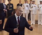 putin s shampanskim e1722208423347 Стало известно, что Путин сделал с гостем-иностранцем, который на приеме в Петербурге разбил бокал с дорогущим шампанским