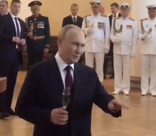 putin s shampanskim e1722208423347 Стало известно, что Путин сделал с гостем-иностранцем, который на приеме в Петербурге разбил бокал с дорогущим шампанским