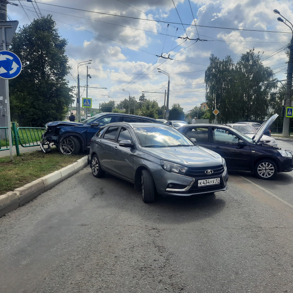 saransk219 800x600 1 В Саранске начинающая автоледи устроила тройное ДТП на кольце