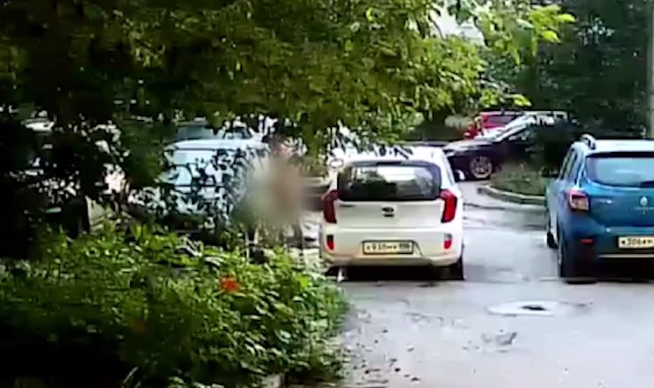 screenshot 1 Голый мужчина на машине гонялся за жительницами Екатеринбурга и попал на видео