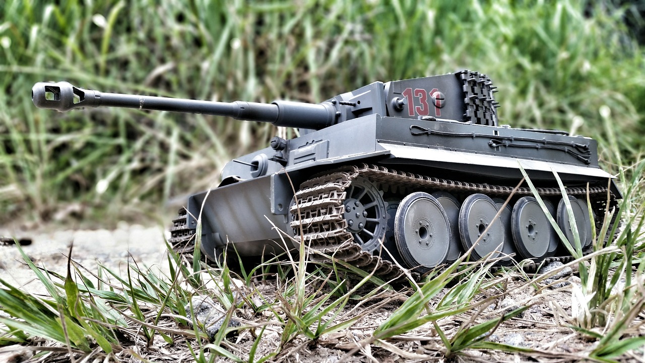 toy 1121692 1280 По дороге на учения танк неожиданно открыл стрельбу по автобану