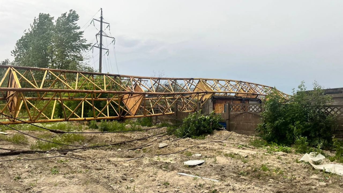 upal beshennyy kran В сети появилось жуткое видео падения в Петербурге башенного крана: стало известно, каких бед он наделал
