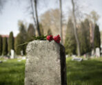 view gravestone with flowers 3 Стали известны подробности смерти актера, сыгравшего Гитлера