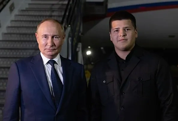 adam kadyrov i putin Орденоносец Адам Кадыров выложил в соцсети совместное фото с Путиным