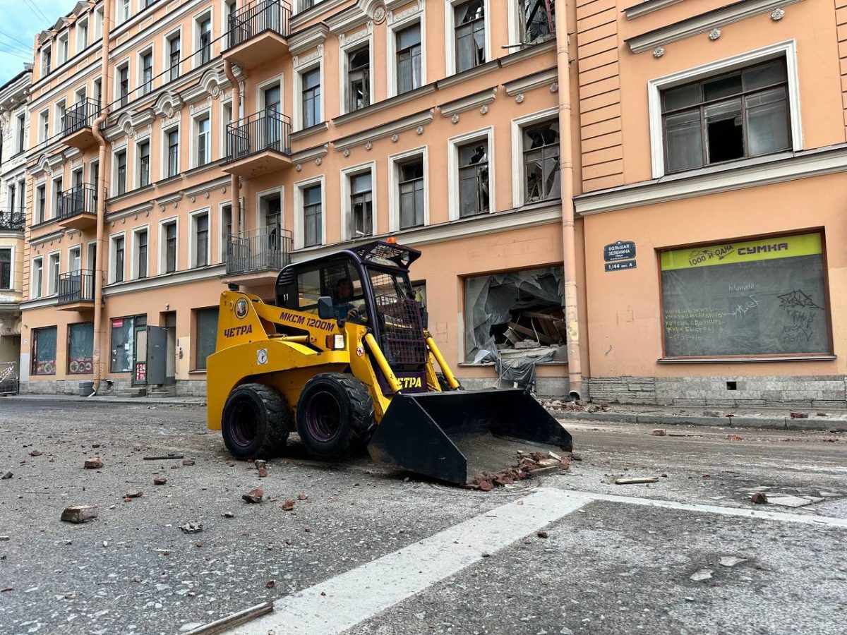 В сети появилось жуткие фото аварийного дома в Петербурге, где ночью рухнули перекрытия: в соцсетях пишут про "прилет" дронов