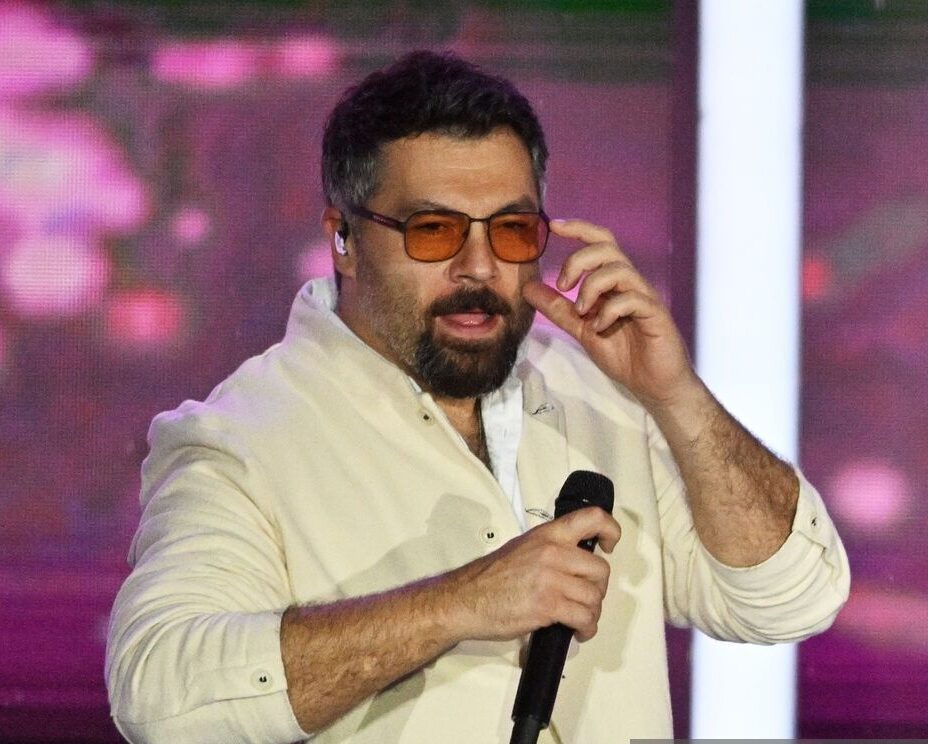 j vsbtpj5lo e1723554757257 Алексей Чумаков отбил фанатку у охраны во время своего концерта