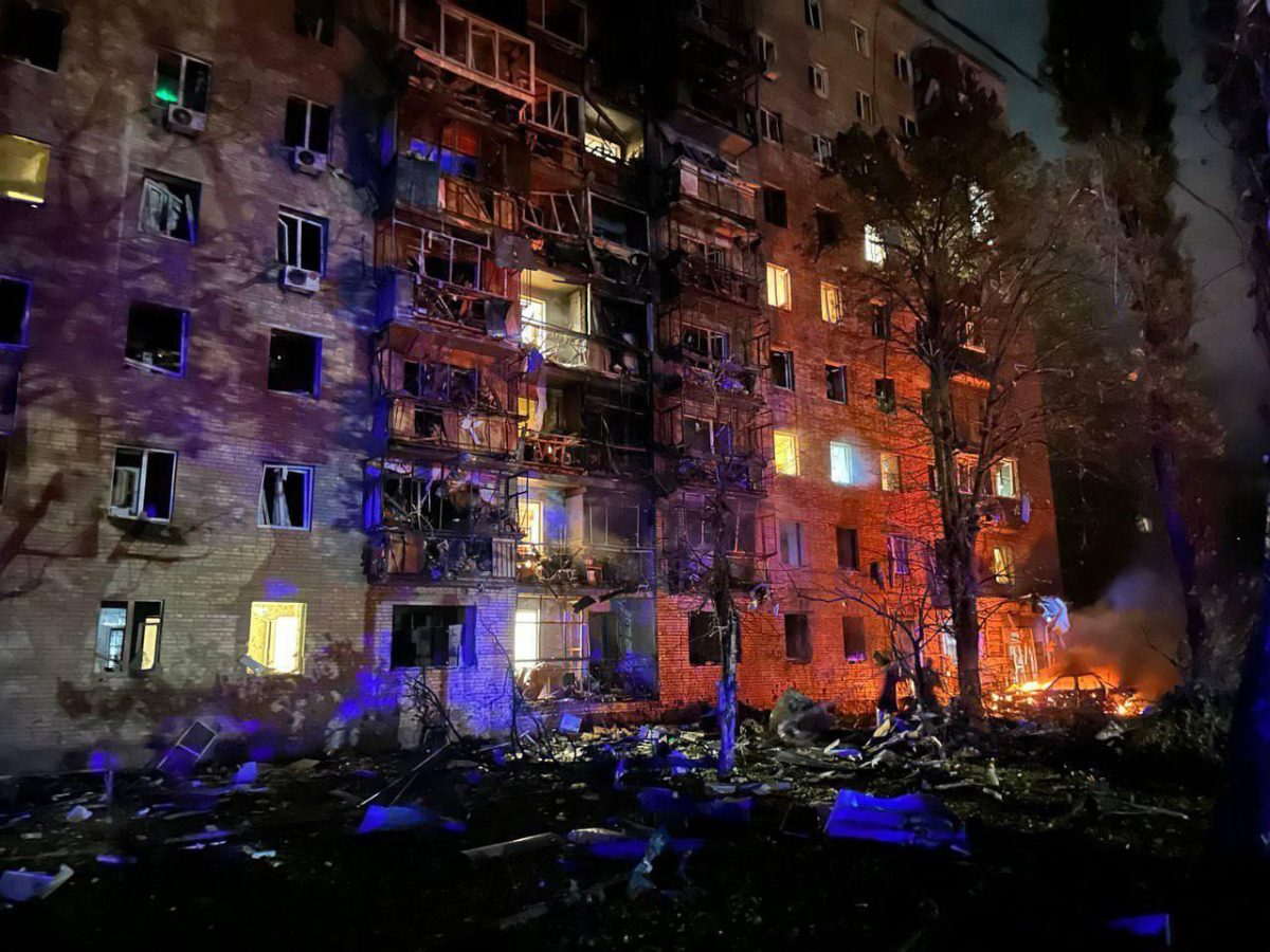 В сети появилось видео момента прилета ракеты в многоэтажку в Курске