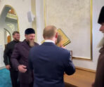 putin tseluet koran e1724286081387 Видео Путина, целующего Коран, восхитило исламский мир
