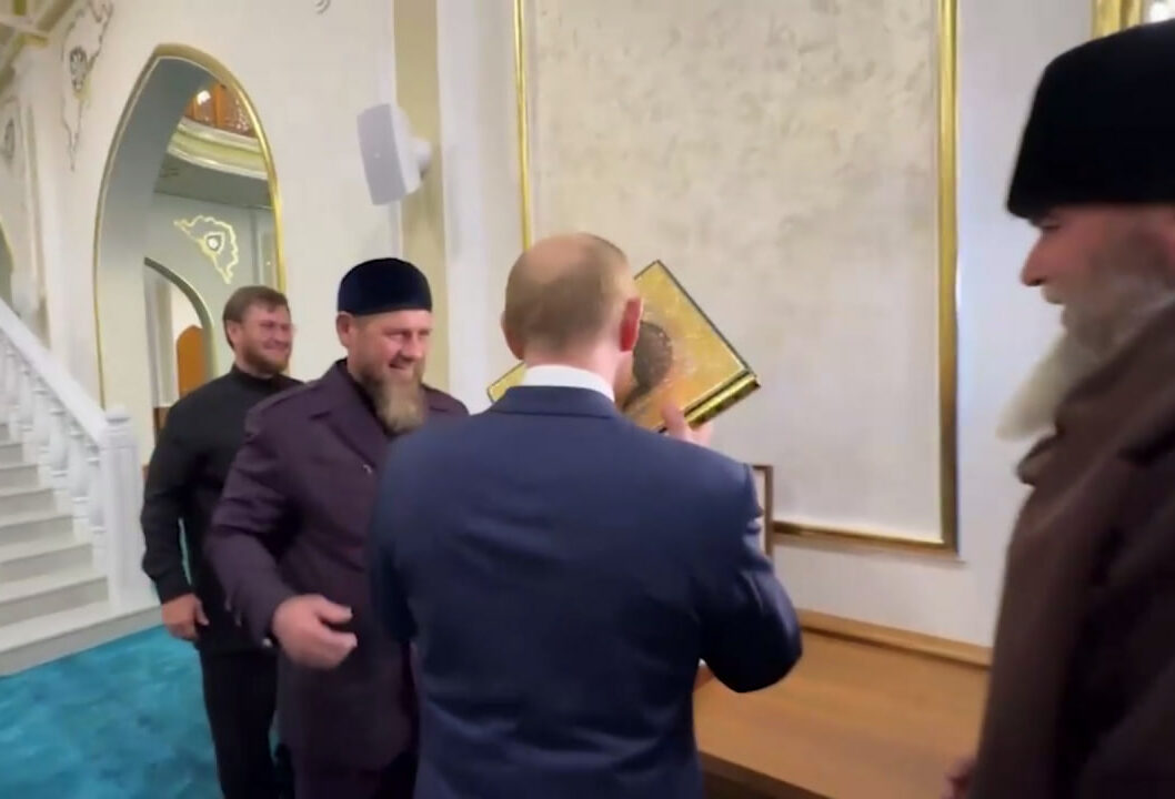putin tseluet koran e1724286081387 Видео Путина, целующего Коран, восхитило исламский мир