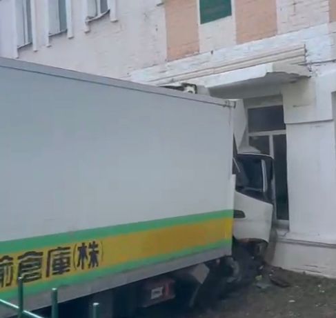 whatsapp image 2024 08 07 at 10.05.512 800x600 1 В Рузаевке грузовик врезался в стену гимназии