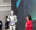 babkina i robot e1726183527976 В сети появилось видео, как Надежда Бабкина спела дуэтом с роботом Арди в Петербурге: получилось шикарно