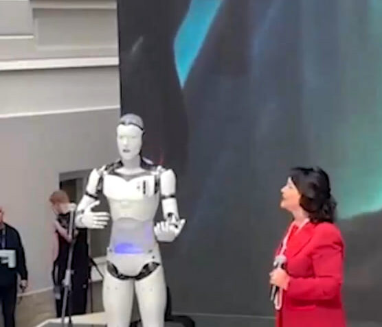 babkina i robot e1726183527976 В сети появилось видео, как Надежда Бабкина спела дуэтом с роботом Арди в Петербурге: получилось шикарно