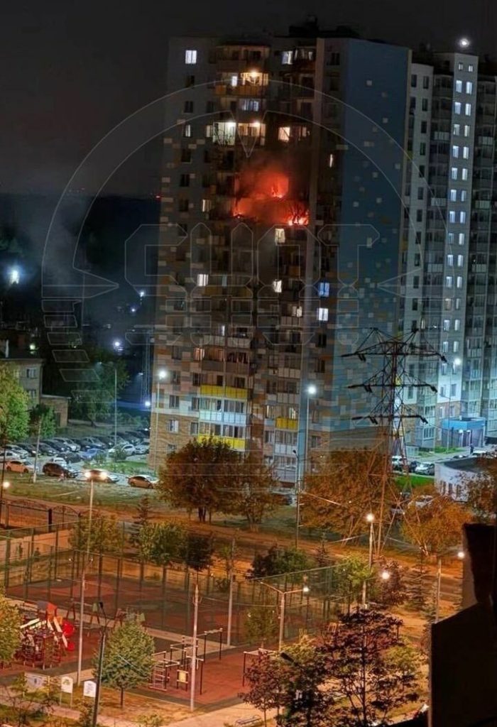 «Уничтожено минимум 5 квартир»: в подмосковном Раменском беспилотники врезались в жилой дом: здание горит, у дома – реанимобили