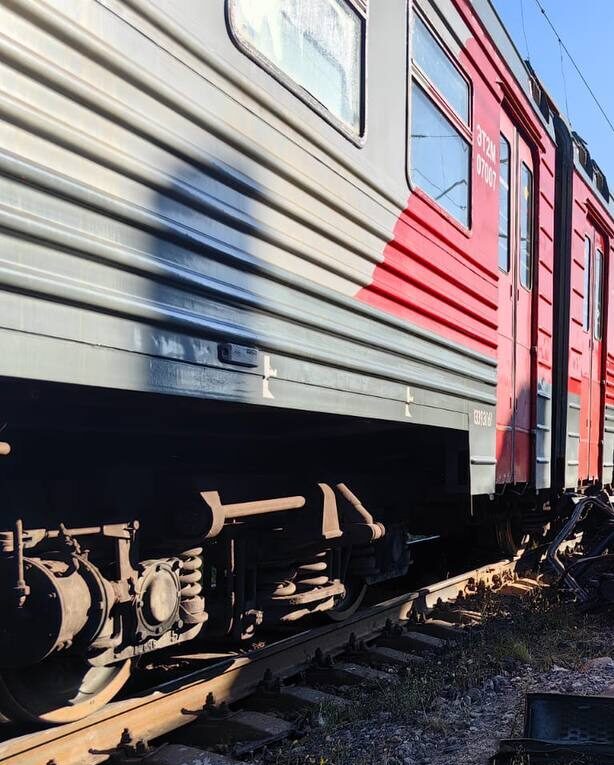 elektrichka vrezalas v poezd2 e1736092321373 Прокуратура сообщила страшные детали тарана электричкой грузовика в Петербурге