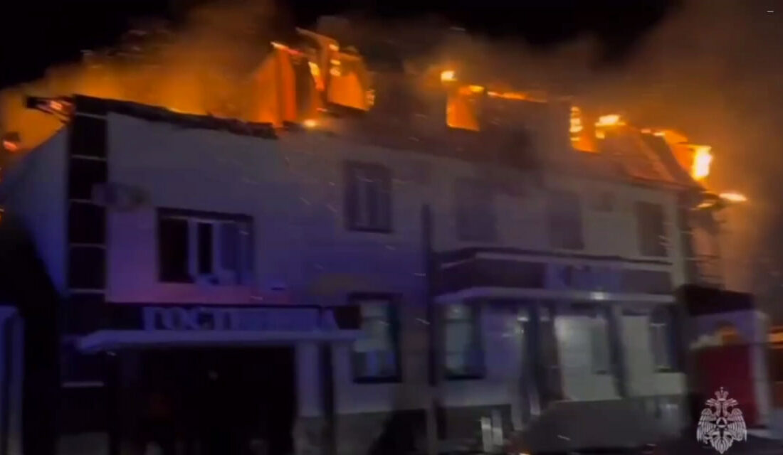 gorit gostinitsa kiev e1727656654278 Прямо сейчас в Дагестане полыхает гостиница «Киев»: площадь пожара – более 600 квадратных метров