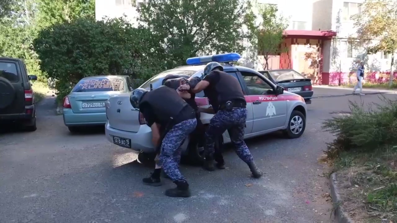 kurskogo strelka zaderzhali foto «Упирался, кричал»: Росгвардия опубликовала видео жесткого задержания стрелка из магазина, напугавшего продавца и детей – ему грозит 10 лет