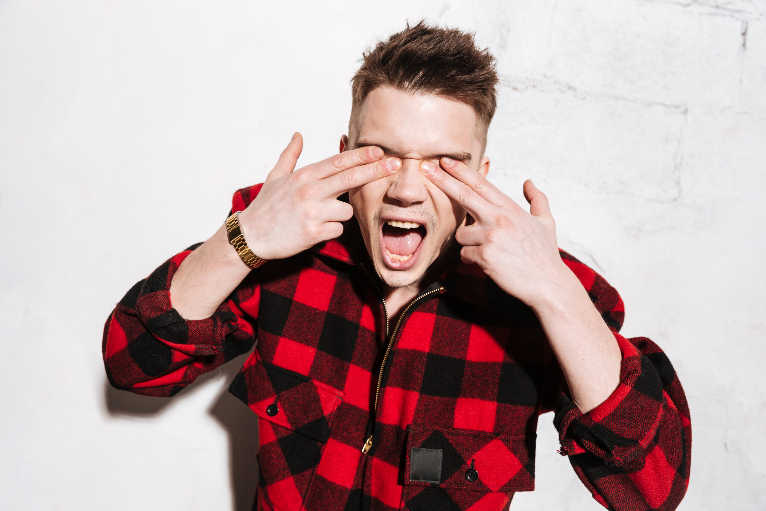 man plaid shirt holding his fingers eyes scaled СМИ сообщили, что сделали с девушкой, которая в петербургском баре выбила глаз солисту Мариинского театра