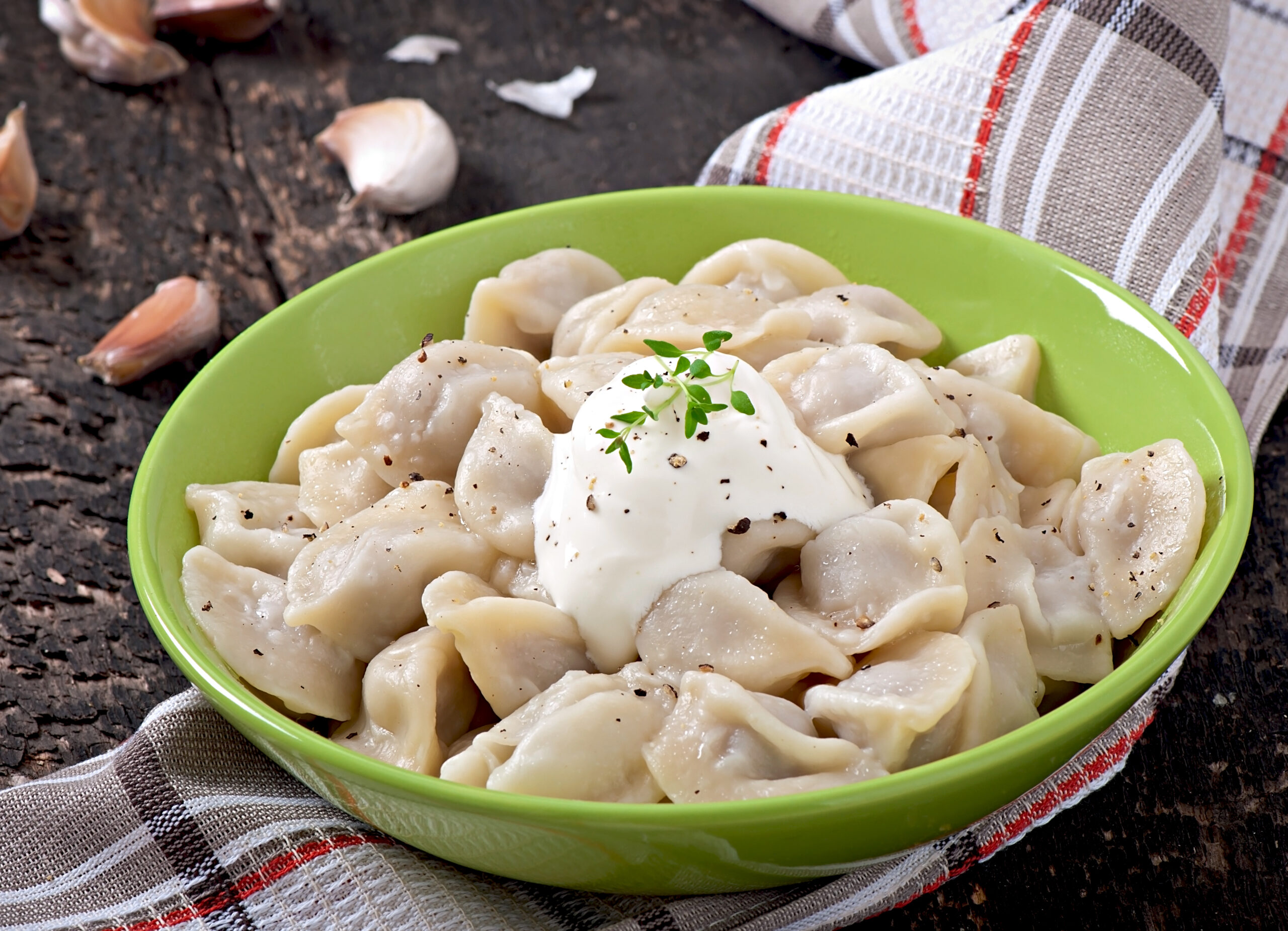 meat dumplings russian boiled pelmeni plate scaled «Повелитель мух»: озвучены удивительные данные экспертизы в деле о гибели троих детей под Красноярском от пельменей-убийц